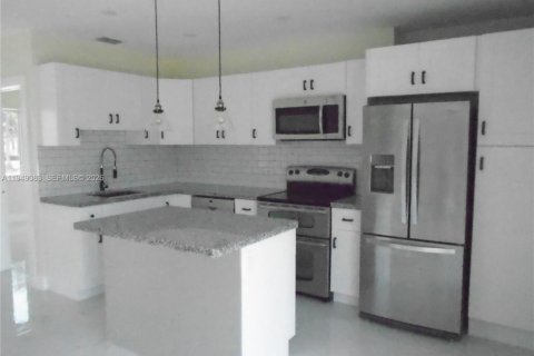 Снять в аренду виллу или дом в Майами, Флорида 3 спальни, 121.79м2, № 2006018 - фото 8