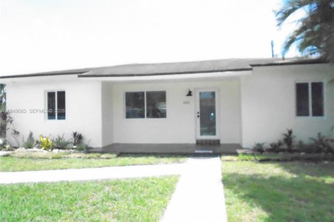 Снять в аренду виллу или дом в Майами, Флорида 3 спальни, 121.79м2, № 2006018 - фото 2