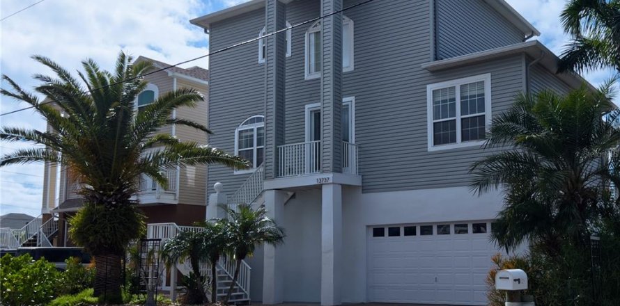 House in Hudson, Florida 4 bedrooms, 296.92 sq.m. № 1537982