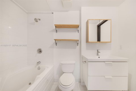 Condo in Miami, Florida, 1 bedroom № 1988067 - photo 11