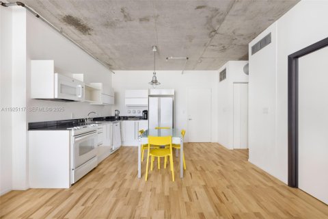 Condo in Miami, Florida, 1 bedroom № 1988067 - photo 2