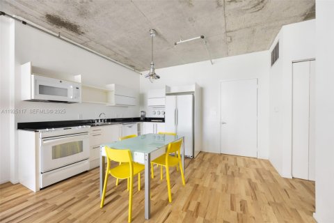 Condo in Miami, Florida, 1 bedroom № 1988067 - photo 5