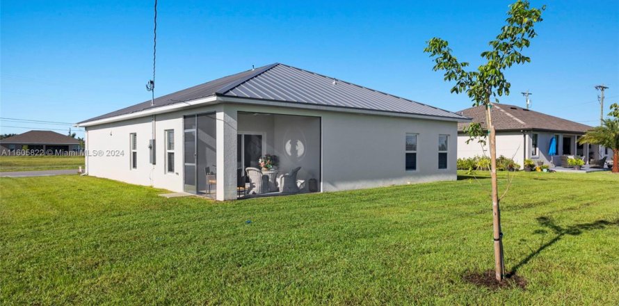 House in Cape Coral, Florida 4 bedrooms № 1231207