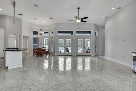 House in Spring Hill, Florida 5 bedrooms, 275.55 sq.m. № 2149476 - photo 10