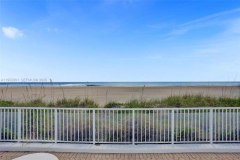 Condo in Palm Beach, Florida, 1 bedroom  № 2008721 - photo 22