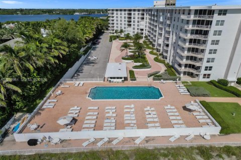 Condo in Palm Beach, Florida, 1 bedroom  № 2008721 - photo 29