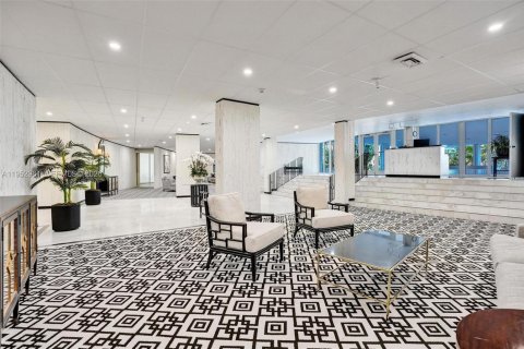 Condo in Palm Beach, Florida, 1 bedroom  № 2008721 - photo 26