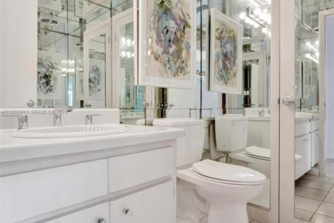 Condo in Palm Beach, Florida, 1 bedroom  № 2008721 - photo 15