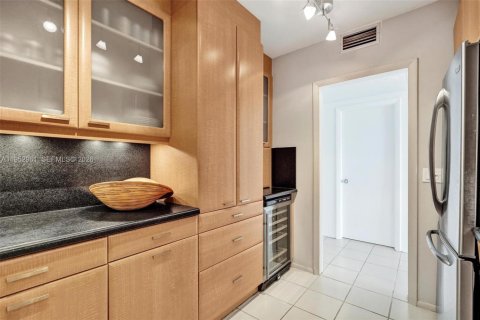 Condo in Palm Beach, Florida, 1 bedroom  № 2008721 - photo 5