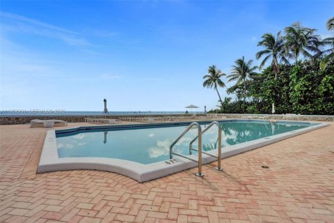 Condo in Palm Beach, Florida, 1 bedroom  № 2008721 - photo 21