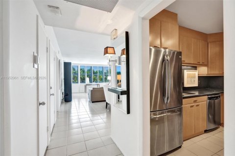 Condo in Palm Beach, Florida, 1 bedroom  № 2008721 - photo 3
