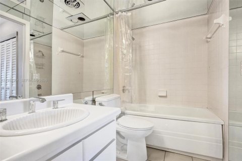 Condo in Palm Beach, Florida, 1 bedroom  № 2008721 - photo 13