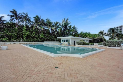 Condo in Palm Beach, Florida, 1 bedroom  № 2008721 - photo 20