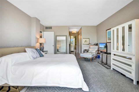 Condo in Palm Beach, Florida, 1 bedroom  № 2008721 - photo 12