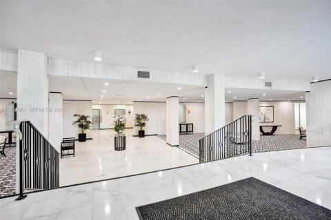 Condo in Palm Beach, Florida, 1 bedroom  № 2008721 - photo 25