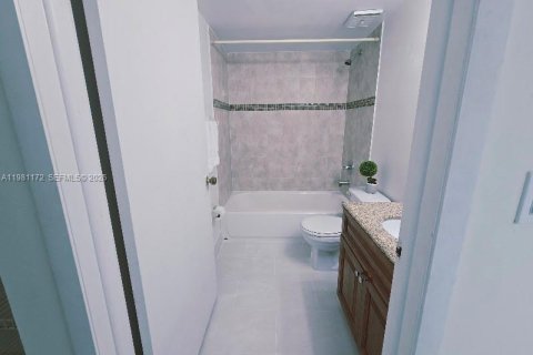 Снять в аренду квартиру в Майами, Флорида 2 спальни, 84.54м2, № 2043352 - фото 13