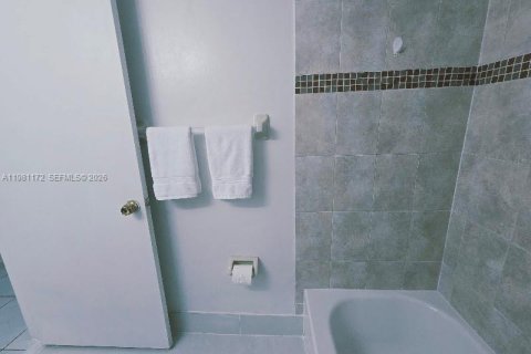 Снять в аренду квартиру в Майами, Флорида 2 спальни, 84.54м2, № 2043352 - фото 16