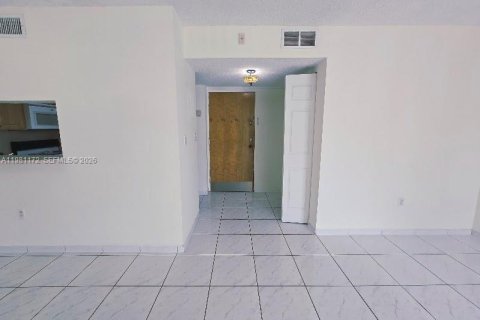 Снять в аренду квартиру в Майами, Флорида 2 спальни, 84.54м2, № 2043352 - фото 5