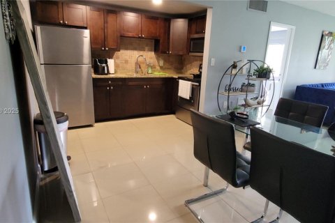 Condo in Hollywood, Florida, 1 bedroom  № 1770479 - photo 9