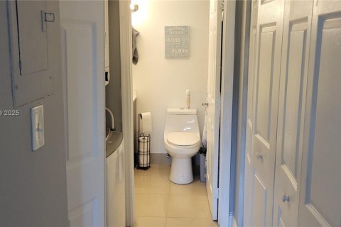 Condo in Hollywood, Florida, 1 bedroom  № 1770479 - photo 12
