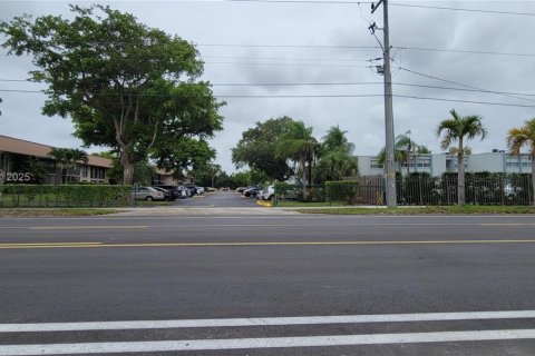 Condo in Hollywood, Florida, 1 bedroom  № 1770479 - photo 17