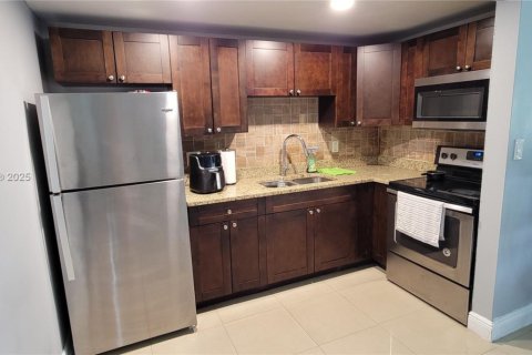 Condo in Hollywood, Florida, 1 bedroom  № 1770479 - photo 10