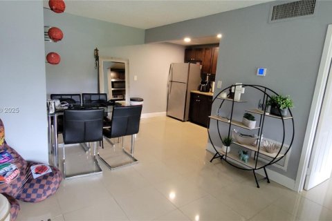 Condo in Hollywood, Florida, 1 bedroom  № 1770479 - photo 8