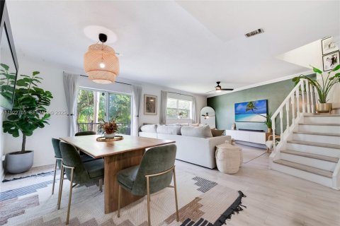 Copropriété à vendre à Pinecrest, Floride: 3 chambres, 119.84 m2 № 1976697 - photo 1