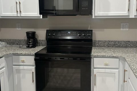 Townhouse in Florida City, Florida 3 bedrooms, 132.39 sq.m. № 2038512 - photo 2