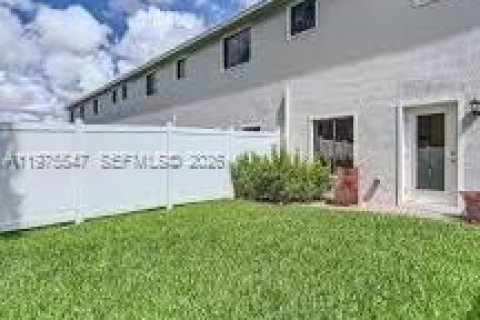 Townhouse in Florida City, Florida 3 bedrooms, 132.39 sq.m. № 2038512 - photo 10