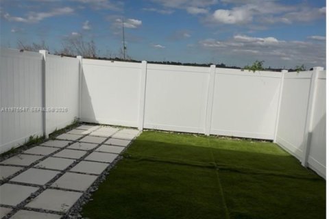 Townhouse in Florida City, Florida 3 bedrooms, 132.39 sq.m. № 2038512 - photo 12