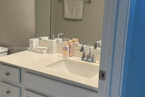 Townhouse in Florida City, Florida 3 bedrooms, 132.39 sq.m. № 2038512 - photo 7