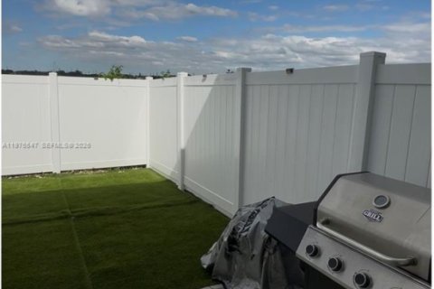 Townhouse in Florida City, Florida 3 bedrooms, 132.39 sq.m. № 2038512 - photo 14