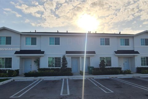 Townhouse in Florida City, Florida 3 bedrooms, 132.39 sq.m. № 2038512 - photo 16