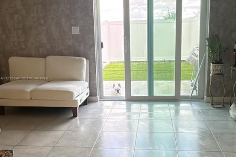 Townhouse in Florida City, Florida 3 bedrooms, 132.39 sq.m. № 2038512 - photo 19