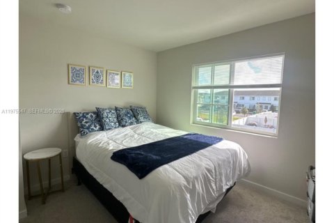 Townhouse in Florida City, Florida 3 bedrooms, 132.39 sq.m. № 2038512 - photo 20