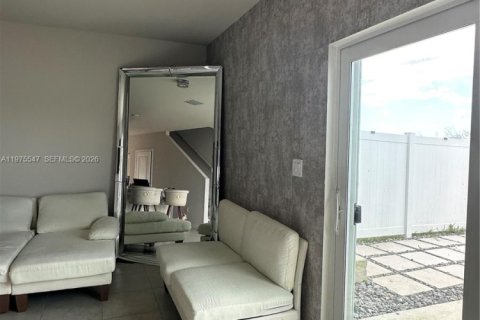 Townhouse in Florida City, Florida 3 bedrooms, 132.39 sq.m. № 2038512 - photo 8