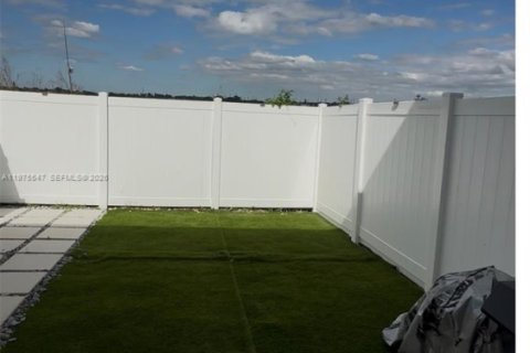 Townhouse in Florida City, Florida 3 bedrooms, 132.39 sq.m. № 2038512 - photo 13