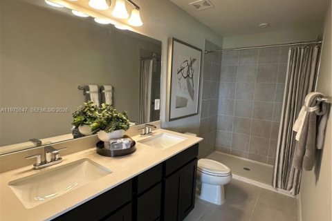 Townhouse in Florida City, Florida 3 bedrooms, 132.39 sq.m. № 2038512 - photo 18