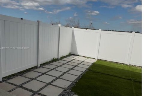 Townhouse in Florida City, Florida 3 bedrooms, 132.39 sq.m. № 2038512 - photo 11