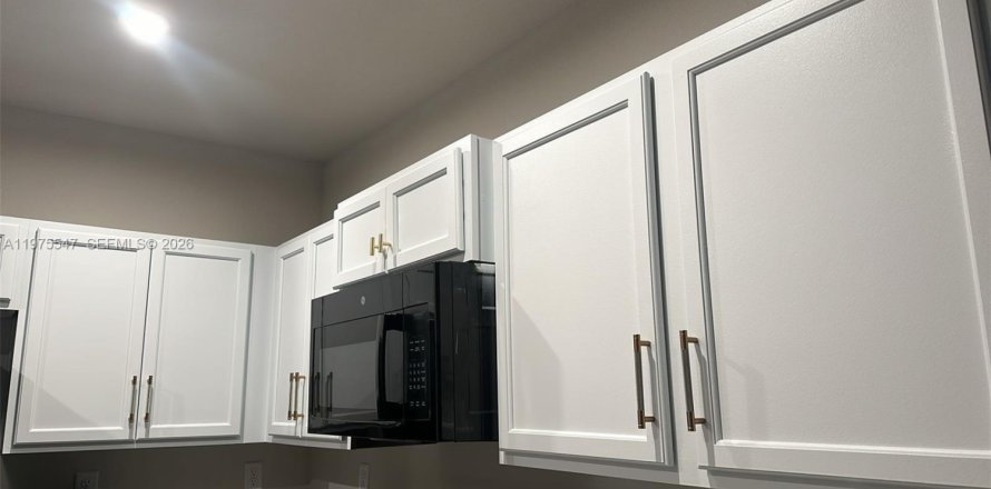 Townhouse in Florida City, Florida 3 bedrooms, 132.39 sq.m. № 2038512