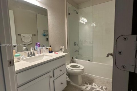 Townhouse in Florida City, Florida 3 bedrooms, 132.39 sq.m. № 2038512 - photo 9