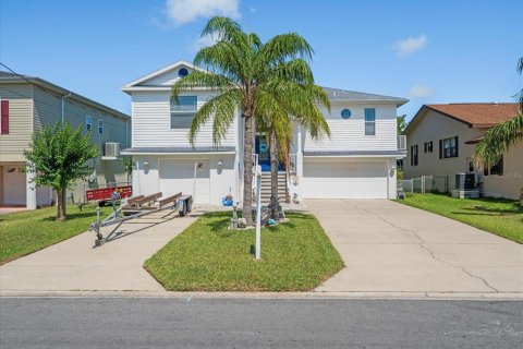House in Hernando Beach, Florida 3 bedrooms, 158.49 sq.m. № 1736818 - photo 2