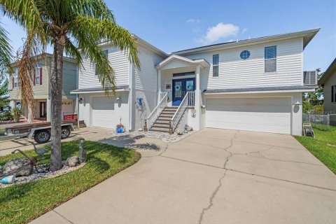 House in Hernando Beach, Florida 3 bedrooms, 158.49 sq.m. № 1736818 - photo 11