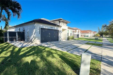 Casa en alquiler en Palmetto Bay, Florida, 4 dormitorios, 222.78 m2 № 1952169 - foto 1