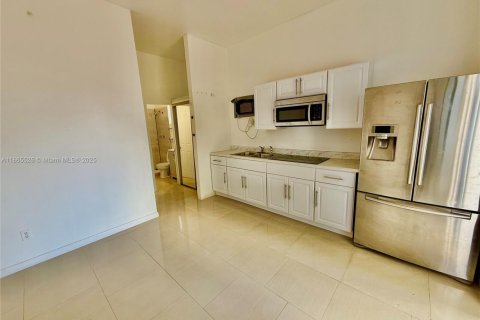 Villa ou maison à louer à Hollywood, Floride: 1 chambre, 28.99 m2 № 1893562 - photo 2