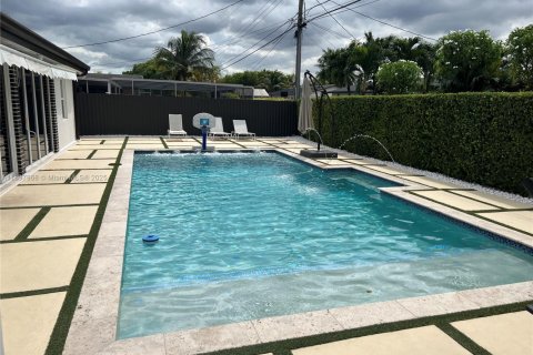 House in Miami, Florida 4 bedrooms, 204.76 sq.m. № 1949396 - photo 23