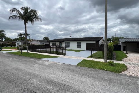House in Miami, Florida 4 bedrooms, 204.76 sq.m. № 1949396 - photo 2