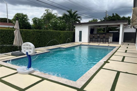 House in Miami, Florida 4 bedrooms, 204.76 sq.m. № 1949396 - photo 22