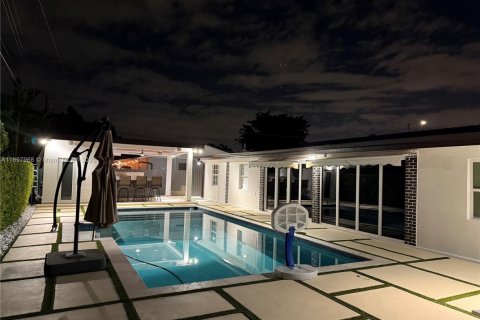House in Miami, Florida 4 bedrooms, 204.76 sq.m. № 1949396 - photo 24